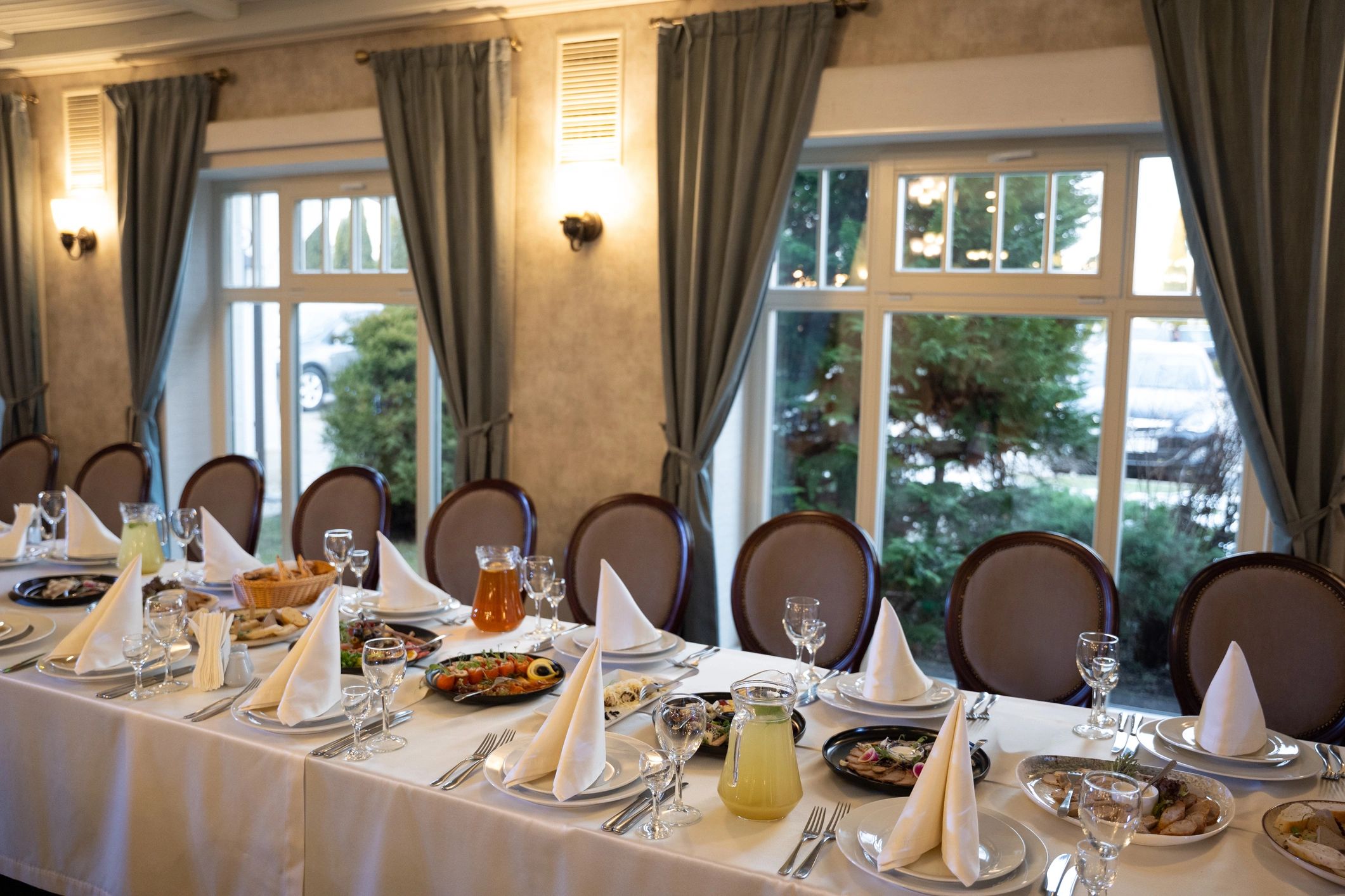 Banquet table setting